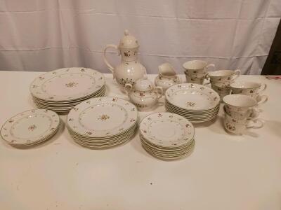 Royal Doulton Avignon 28+ Piece Fine China Dinnerware Set, The Moselle Collection, TC 1141