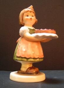 Goebel Hummel "Birthday Candle" No.10, 1983, Collector&rsquo;s Club 10th Anniv, 4.5" Porcelain Figurine ( R12 )