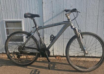 Trek 3900 Aluminum Mountain Bike, 26" Wheels, RST Front Suspension, 21-Speed, V-Brakes, rear brakes need repair