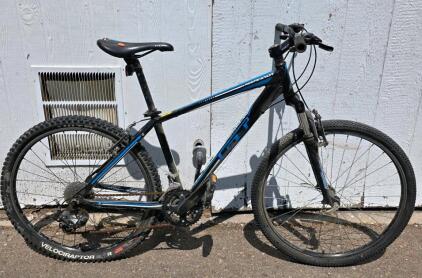 GT Aggressor Hardtail Mountain Bike, Medium 18", 26" Wheels, SR Suntour Fork, 21-Speed, Black/Blue rear brakes need repair
