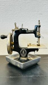 Singer Model 20 Hand-Crank Toy Sewing Machine, Circa 1926&ndash;1930, Black with Gold Decals (7"x4"x 6.5")