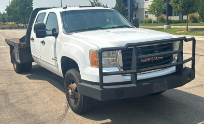 2010 GMC SIERRA - DIESEL! FLAT BED!