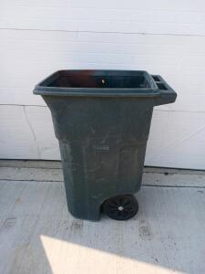 Toter 96-Gallon Two-Wheel Rollout Garbage Bin, Heavy-Duty Plastic, No Lid, Green/Black