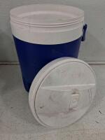 Coleman Xtreme 70 qt Cooler & Igloo 2 Gal Beverage Dispenser, Gray/Blue, Portable Set - 3