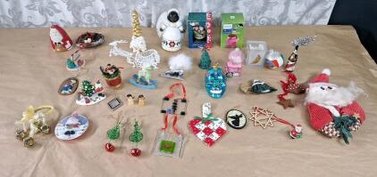 Lot Of (20+) Assorted Christmas Ornaments