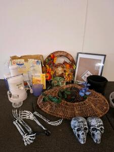 Jack LaLanne Power Juicer Express w/ Box( powered on) + Seasonal Decor, Wreath, Frame & More Bundle