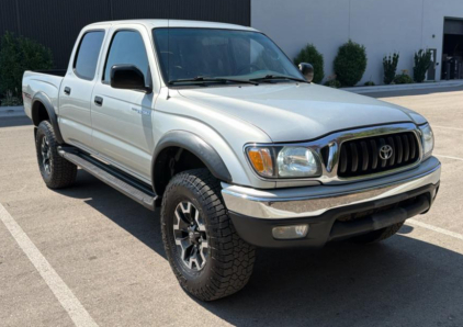 2002 TOYOTA TACOMA - 4X4!