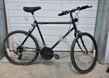 Huffy Stalker Hybrid/Mountain Bike, 26-inch Wheels, Front Suspension, Black