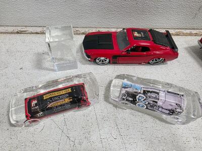 Jada Toys 1:24 1970 Ford Mustang Boss 429 Diecast Model with SEMA Hall of Fame 2013 Crystal Memorabilia