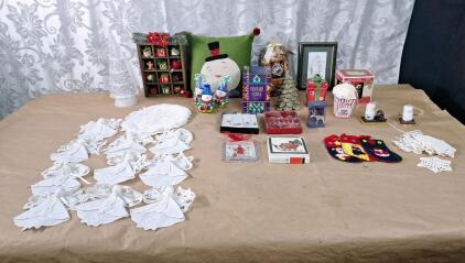 Lot Of Assorted Christmas Decor & Ornaments