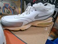 Nike Air Max (Size 7), Jurassic Park and More - 3