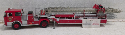 Franklin Mint 1965 Seagrave Aerial Ladder Fire Engine 1:32 Scale Die-Cast Model