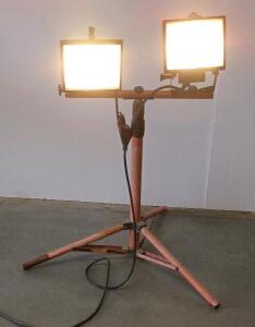 Dual-Head 1000W Halogen Work Light with Adjustable Tripod Stand 32"Tall