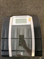 West Bend Crockery Slow Cooker (Tested), Weight Scale (Unable To Test), & Home Decor - 2
