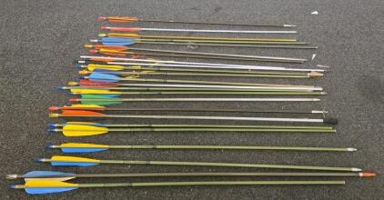 Mixed Lot of 24 Aluminum Arrows, 28&ndash;32 in, Removable Points, Broadheads, Fletched, Snap-On Nocks