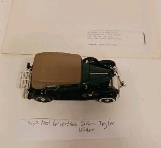 Franklin Mint 1932 Ford Convertible Sedan 1:24 Scale Die-Cast Model &ndash; Green & Tan, With Envelope