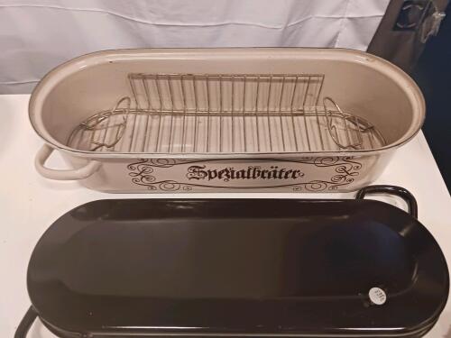 Oval Enamel Roasting Pan with Lid and Rack, 16" x 12" x 4", 10.5 Qt Capacity