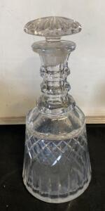 Elegant Crystal Decanter with Crosshatch Pattern and Sunburst Stopper