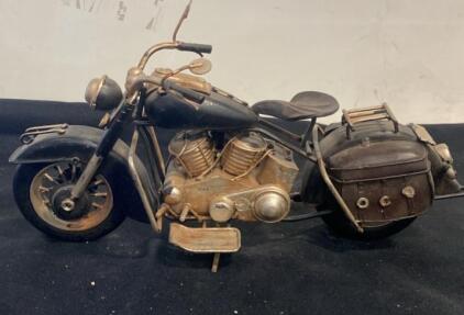 Vintage-Style 1:12 Scale Die-Cast Metal Motorcycle Model with Saddle Bags and Detailed Engine
