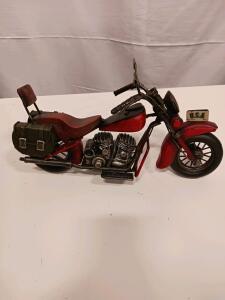 Classic Vintage 1:12 Scale Die-Cast Red American Motorcycle Model with Saddlebags and Sissy Bar