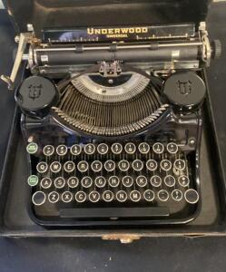 Underwood Universal Portable Typewriter with Case, Black Gloss, QWERTY, 44 Keys, USA Made