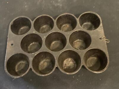 Vintage Griswold #954 Cast Iron 11-Cup Muffin Pan, Early 20th Century