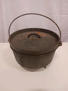 Vintage Cast Iron Campfire Dutch Oven with Legs and Bail Handle, 6 Qt Capacity