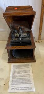 Edison Cylinder Phonograph Oak Case, Hand-Crank, Internal Horn, c.1901&ndash;13, 2/4-Minute Capable