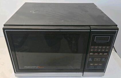 Amana Radarange Touchmatic Countertop Microwave, 700W, 1.4 cu. ft., P7332826M, 1980s