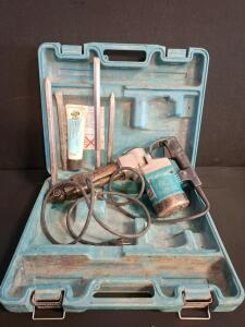 Makita HM1211B Electric Demolition Hammer, 2000 BPM, 120V, 1300W, Case & 4 Chisels, Japan, tested and powered on.