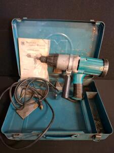 Makita 6906 3/4" Electric Impact Wrench, 433 ft-lbs Torque, Metal Case, 115V, Japan, Manual( powered on)