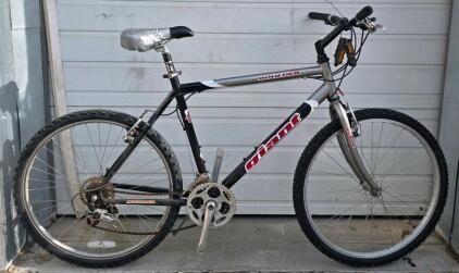 Giant Boulder Mountain Bike 26" Rigid Fork 21-Speed Steel Frame Black/Silver