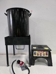 Morrone Outdoor Cooker Turkey Fryer Kit, 30 Qt Pot, Propane Burner, Rack, Regulator, Stool