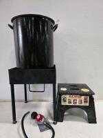 Morrone Outdoor Cooker Turkey Fryer Kit, 30 Qt Pot, Propane Burner, Rack, Regulator, Stool