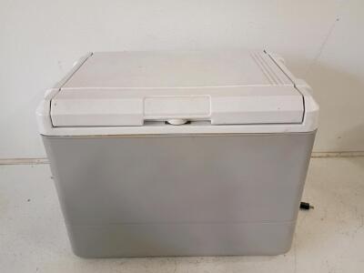 Coleman 5640 Thermoelectric Cooler/Warmer, 40 Qt Capacity, AC/DC Power, Gray/White