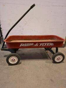 Radio Flyer Classic Red Wagon (#18) &ndash; All-Steel Body, 10" Rubber Tires, 150 lb Capacity