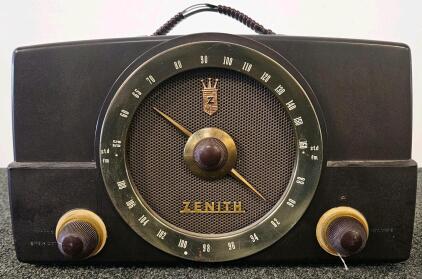 Zenith S-19382 Tabletop Tube Radio AM/FM Bakelite 1950s Chicago USA &ndash; Model/Chassis Marked (Tested, Works)