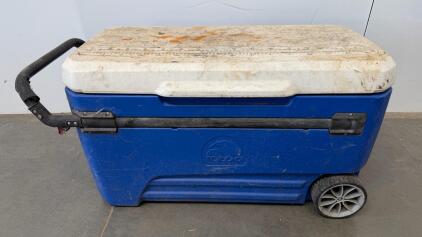 Igloo 60 Qt Wheeled Cooler &ndash; Blue/White, Telescoping Handle, Ruler Lid, Drain Plug, 2 Wheels
