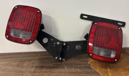 Dual Red Trailer Tail Lights With License Plate Mount, SAE L 87, Universal Bracket, Incandescent