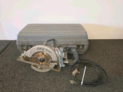 Skilsaw Corded Circular Saw 7-1/4" Blade with Hard Case, Model Unspecified, Heavy Wear (plugged in and functioning)