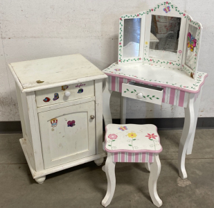 Toddlers Vanity Set And Nightstand