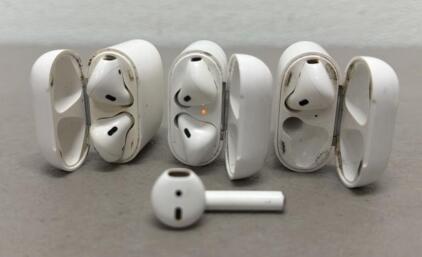 Apple IPods Lot With Charging Cases (Untested)