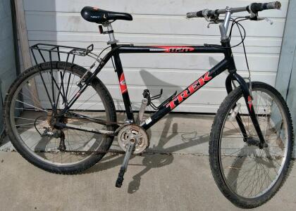 Trek 820 Mountain Bike, Steel Frame, 26" Wheels, Rear Rack, Black, V-Brakes, 21-Speed