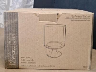 (1) Pampered Chef Glass Trifle Bowl W/ Lid & Booklet, Item #2832