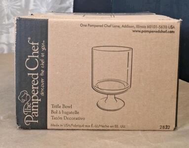 (1) Pampered Chef Glass Trifle Bowl W/ Lid & Booklet, Item #2832