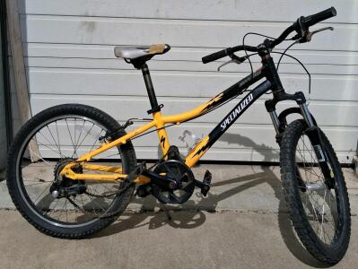 Specialized Hotrock 20 Youth Mountain Bike, 7-Speed, Front Suspension, 20" Wheels