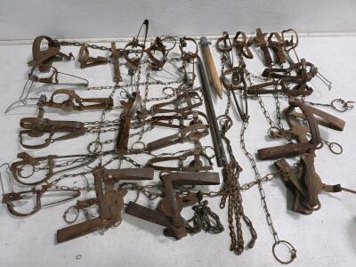Vintage Steel Animal Foot-Hold Traps Lot, 21 Count, Chains & Stakes, 4&ndash;6 in Jaw Spread