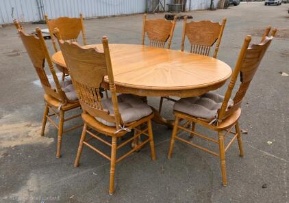 Traditional Oval Pedestal Dining Table Set with 6 Spindle-Back Chairs 48"x72"