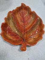 Large Kitchenware Lot &ndash; Leaf-Pattern Bowls, Flatware, Metalware, Glassware, Serving Utensils - 7