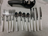 Large Kitchenware Lot &ndash; Leaf-Pattern Bowls, Flatware, Metalware, Glassware, Serving Utensils - 8